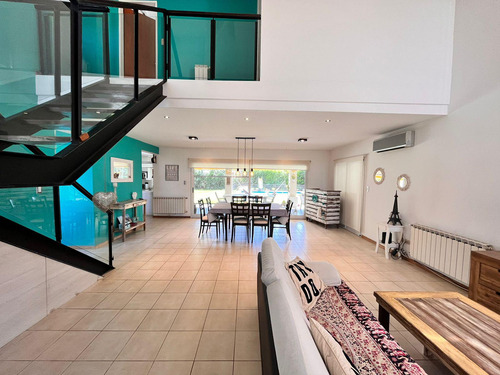 Venta Casa De Tres Dormitorios Con Galeria Y Pileta En Barrio Privado Cadaqués Funes Hills