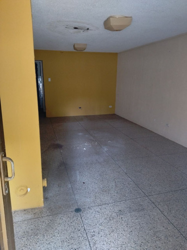 Se Vende En Precio De Oportunidad Local Céntrico A Pie De Calle En Los Edificios El Chaparral De La Ciudad De Anaco. (a.p)