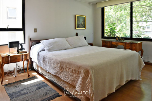 Departamento En Venta De 4 Dorm. En Las Condes / Metro Colon