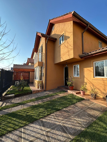 Casa Con Vista Despejada Frente Al Parque En Condominio