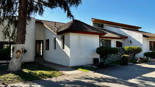 Venta De Espectacular Propiedad En Pirque. Gran Casona, Ubic