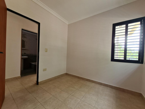 Muy Luminoso, En Esquina Con Tres Balcones Equipado Con Cocina Y Calefactor