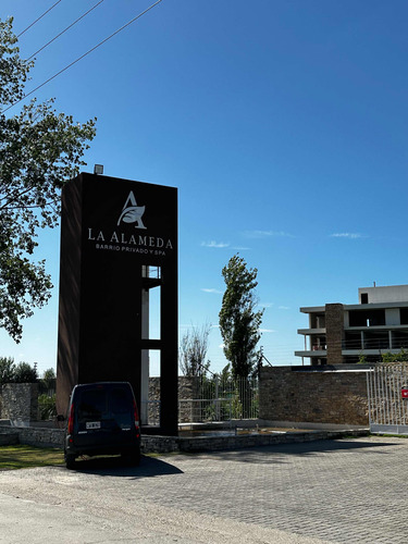 Lote De 888mts Cuadrados En Barrio Privado La Alameda