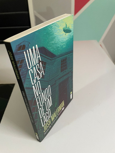 Uma Casa No Fundo De Um Lago (Usado)