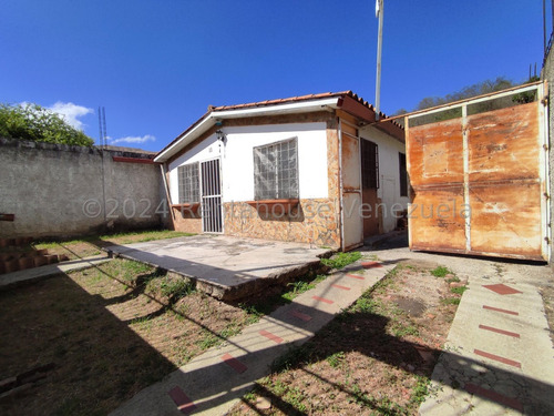 Jip 24-15631. Excelente Oportunidad Venta De Casa Ubicada En Urbanismo Cerrado Con Pozo Propio, Para Remodelar A Tu Gusto. Urb. Las Riberas. Villa De Cura. Edo. Aragua.