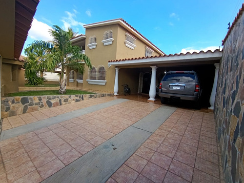 Casa En Venta En Valles De Camoruco Calle Cerrada Mcc