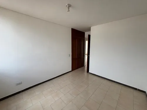 Venta De Apartamento En El Sector La Flora, Area 110 M2 Con Ascensor, Dos Parqueaderos Propios.