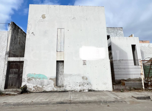 Terreno Con Construcción A Pie De Playa En Venta