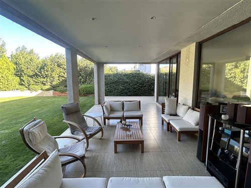 Casa En Venta De 4 Dorm+ Estar + Piscina En Chamiser