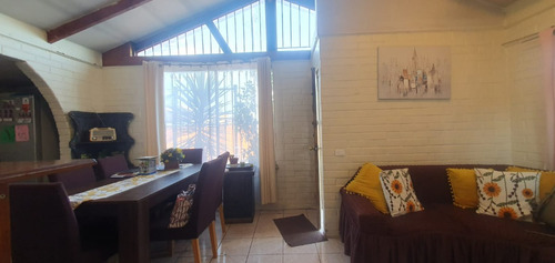 Casa En Venta En Los Ministros, Barrio Las Rosas. Maipú