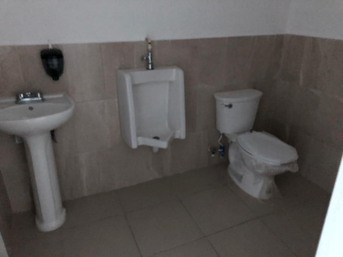 Imagen 8 de 10 de Bodegas Industriales Con Anden De Descarga Propio, Rampa De Acceso A La Bodega, Oficinas, Baños