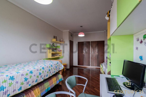 Venta Departamento 4 Ambientes Con Dependencia En Flores Sobre Avenida Avellaneda