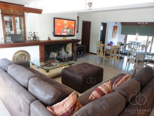 Imagen 7 de 25 de Mansa A Metros Del Mar, Chalet De 5 Dormitorios, 3 Baños Y Piscina Climatizada.- Ref: 54487
