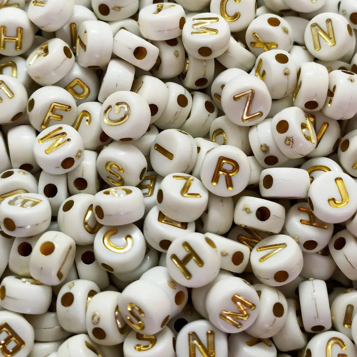 Miçanga Passante Alfabeto Dourado e Branco de 7mm Para Artesanato