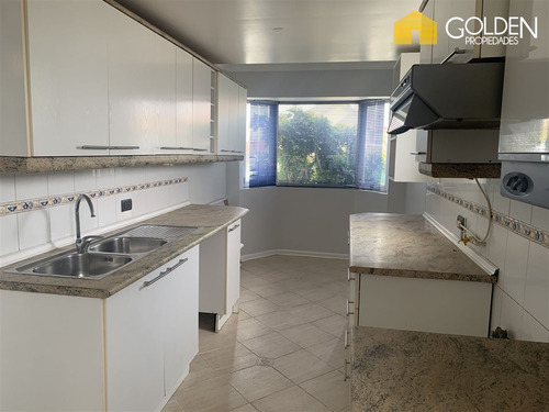 Casa En Venta De 7 Dorm. En Concón