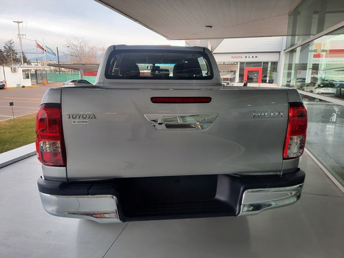 Imagen 7 de 8 de Toyota Hilux 2022 2.8 Cd Srv 177cv 4x4 At