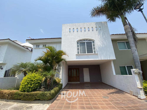 Casa En Jardín Real, Zapopan Con 4 Recámaras, 220 M², Id: 153696