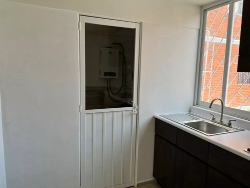 Frente A La Uam Azcapotzalco, Habitaciones Remodeladas Y Semiamuebladas. Solo Damas.