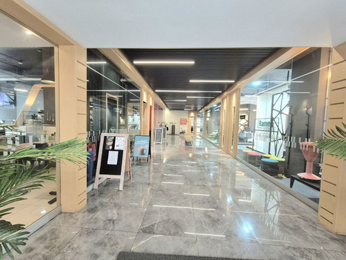 Semi Nueva En Edificio Empresarial