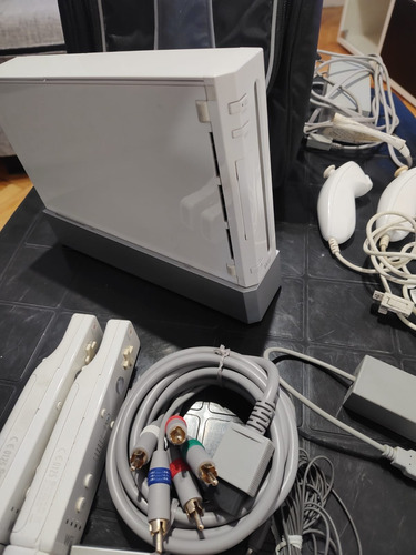 Nintendo Wii + 2 Wii Motion Plus Y Nunchuk + Mochila Blanco (Usado)