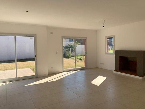 Imagen 4 de 22 de Casas En B° Con Porton Excelente Ubicacion