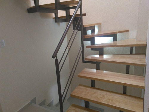 Casa En Venta De 4rec Con Balcon En Los Héroes Chalco