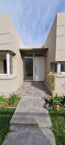 Imagen 7 de 30 de Excelente Casa De 2 Dormitorios En Venta A Estrenar En Tierra De Sueños 1. Roldan Y Funes.