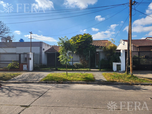 Venta De Casa De 3 Ambientes Con Cochera Y Quincho En Quilmes Oeste