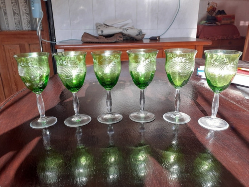 Media Docena De Copas De Vino Verde Talladas 