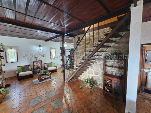 Bella Casa Tipo Chalet Holandés En Venta San Antonio De Los Altos 24-9993 Edf