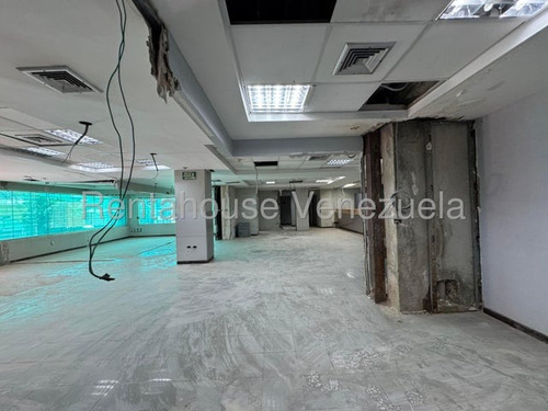 Tg Excelente Local Comercial De Dos Niveles Y Amplios Espacios Con Acceso Independiente, Ubicado En Esquina, En Venta En Santa Mónica 25-17132 Ys