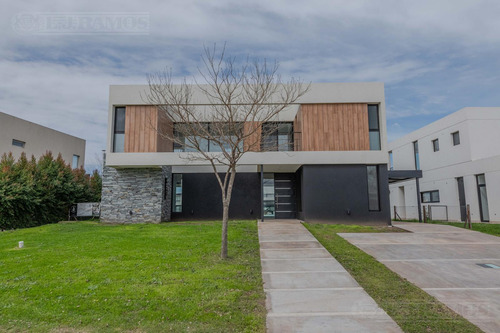 Casa En Venta En Puertos / Escobar