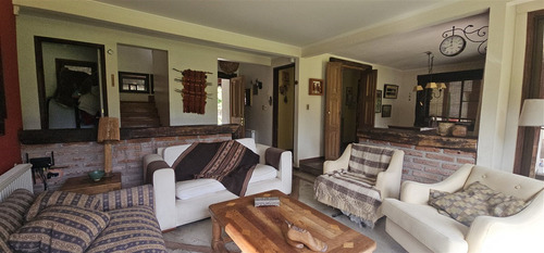 Casa En Venta De 7 Dorm. En Calera De Tango