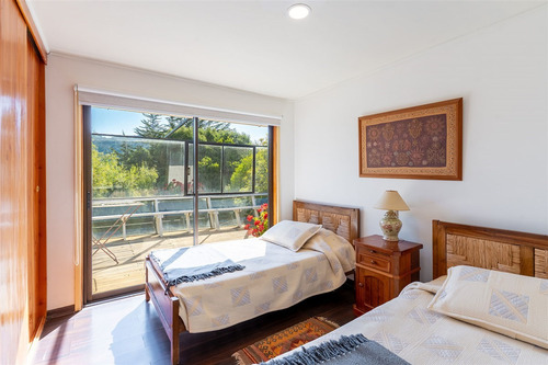 Cómoda Casa Con Distintos Ambientes Interiores Y Exteriores