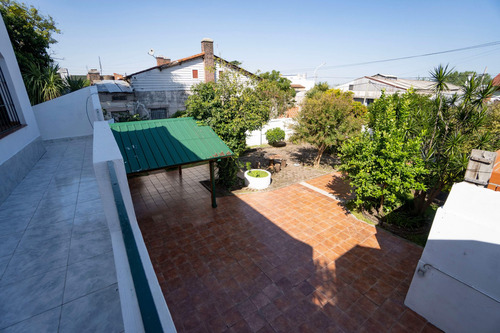 Casa De Estilo Mediterraneo Con Quincho Y Cochera