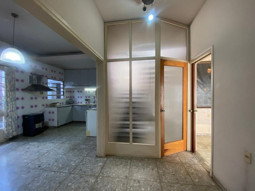 Lega Propiedades Vende En Exclusividad Excelente Inmueble De 4 Dormitorios, 2 Cocinas, 2 Baños Y Garage, Con Gran Potencial En El Centro De La Ciudad De La Paz.