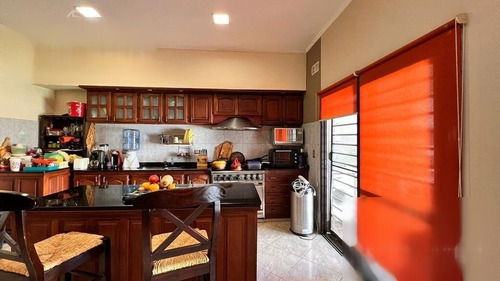 Casa Centrica En Colon Entre Rios - Muy Buen Estado