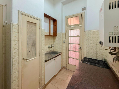Venta - Departamento De 2 Dormitorios Con Patio. Centro, Rosario.