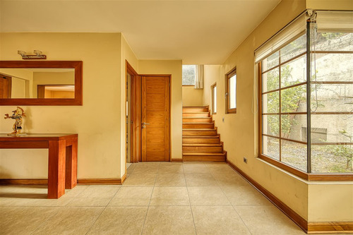 Casa En Exclusivo Sector. San Carlos De Apoquindo.