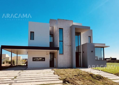 Casa En Venta En Lagos De Canning - Canning