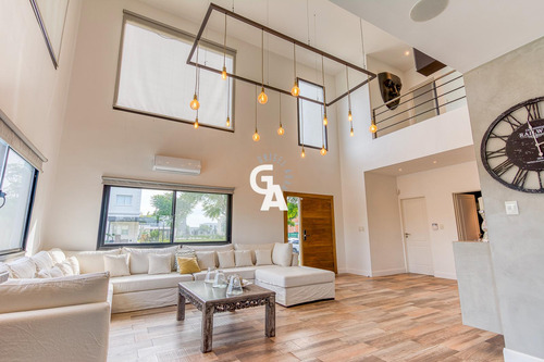Imagen 2 de 30 de Casa En Venta 8 Ambientes En Vistas / Permuta