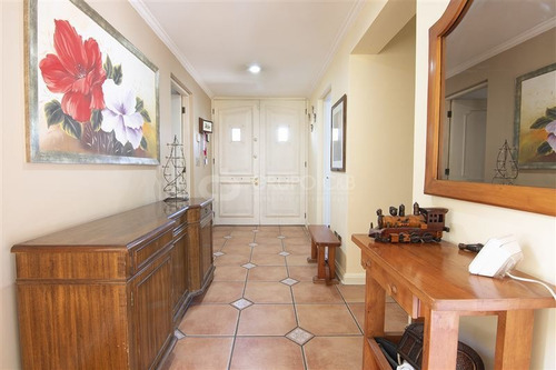 Imagen 3 de 21 de Preciosa Casa Tres Pisos, Con Excelentes Espacios Y Piscina.