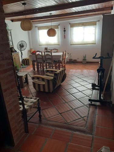 Casa En Venta - 3 Dormitorios 2 Baños - 330 Mts2 - Hurlingham, Buenos Aires