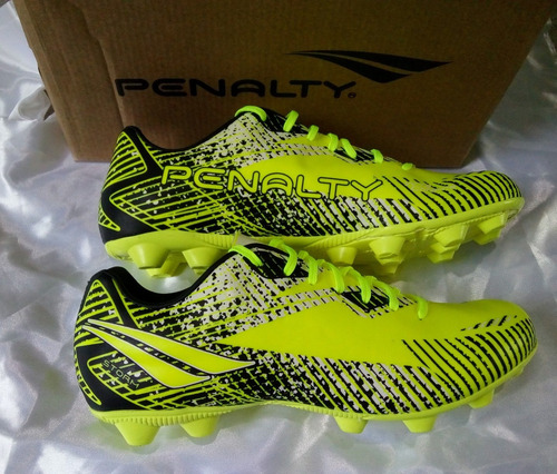 Chuteira Penalty Cor Amarela Com Detalhes Escuros, E Branco.