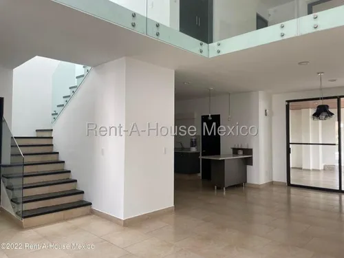 Casa Con Cuarto De Servicio, 4 Recámaras, Área De Tv. Cumbres Del Lago - Venta Rah2204