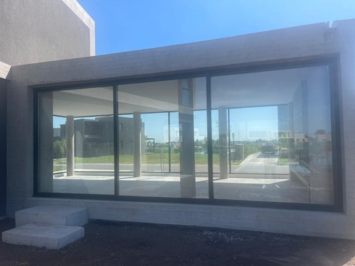 Casa Con Jardín, Pileta Y Parrilla En Venta - Barrio Privado Santa Ana - Tigre