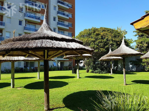 Imagen 10 de 10 de Edificio Conjunto Parque Bernal - Bernal