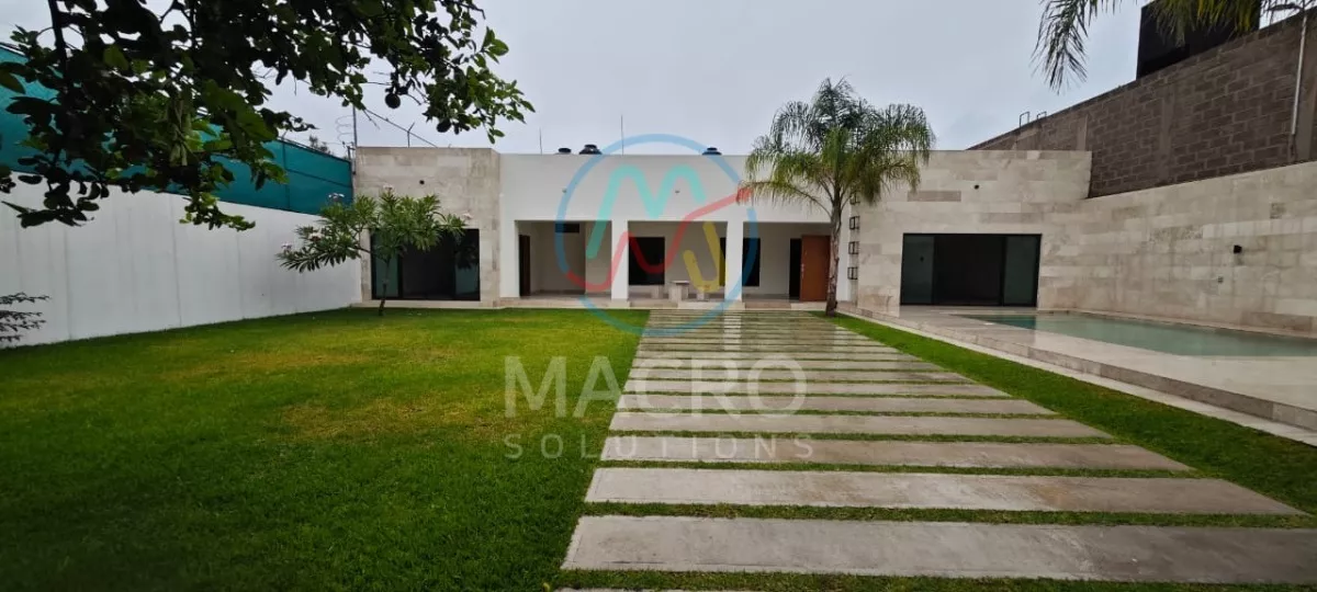 En Venta Casa Con 3 Recamaras, Amplio Jardín Y Alberca En Col. Miguel Hidalgo