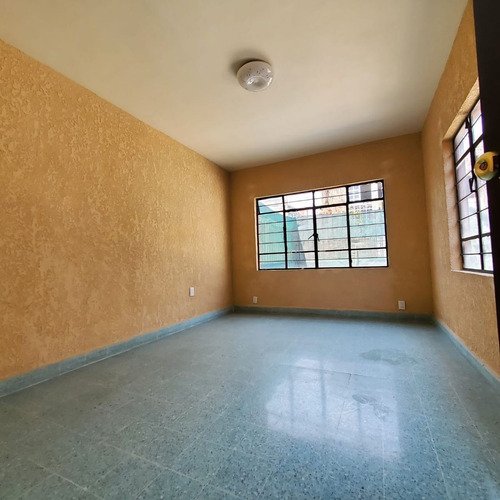 Amplisima Casa En Inmejorable Ubicación, Centrico Y Seguro.
