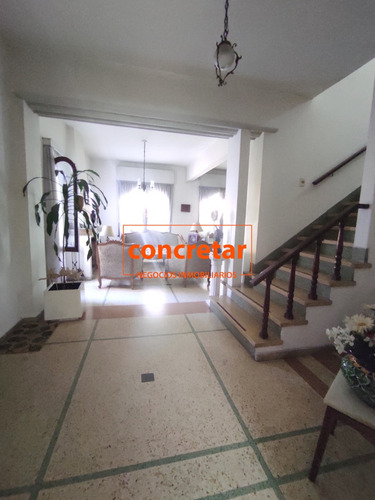 Casa De Gran Porte A Pasos De Bv Artigas. Impecable Condiciones, Multiples Cocheras, Barbacoa.